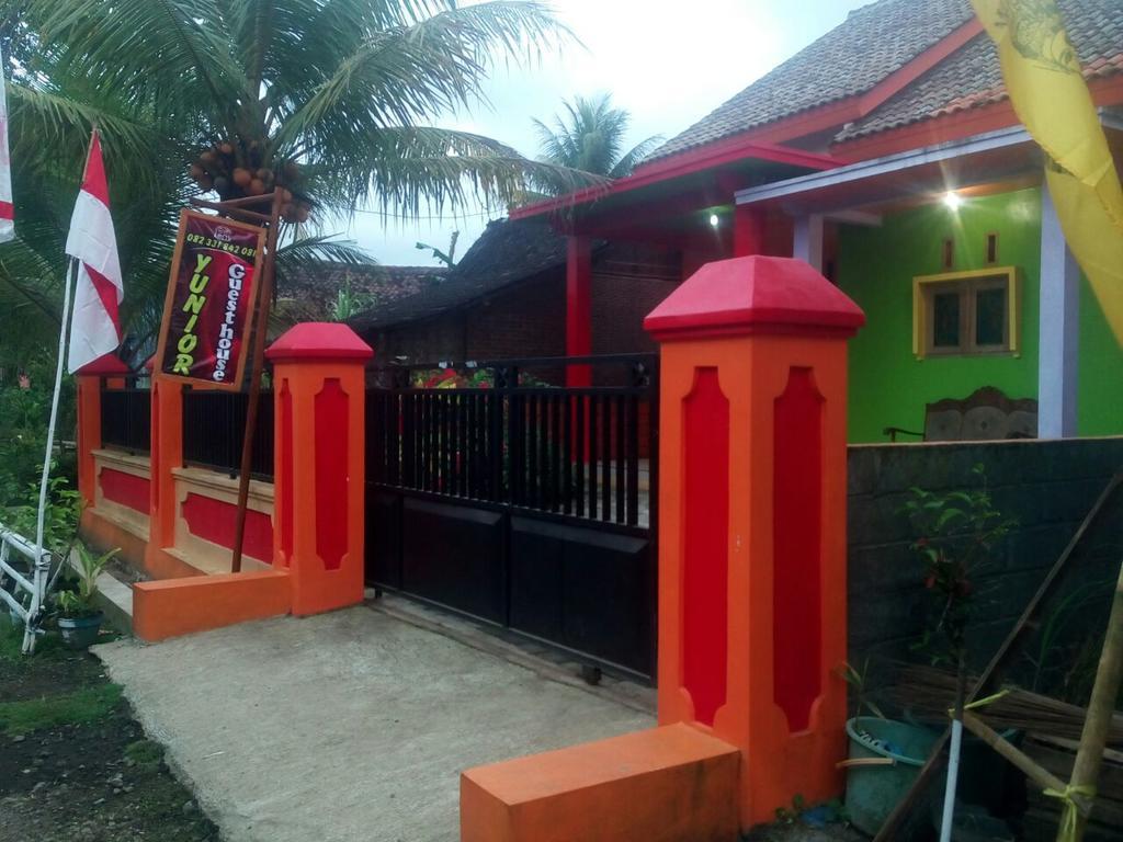 Yunior Guesthouse Tamansuruh Exterior foto